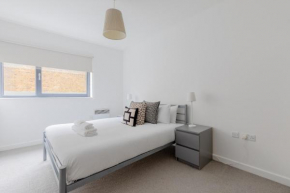 Contemporary 2BD Flat w Patio in East London
